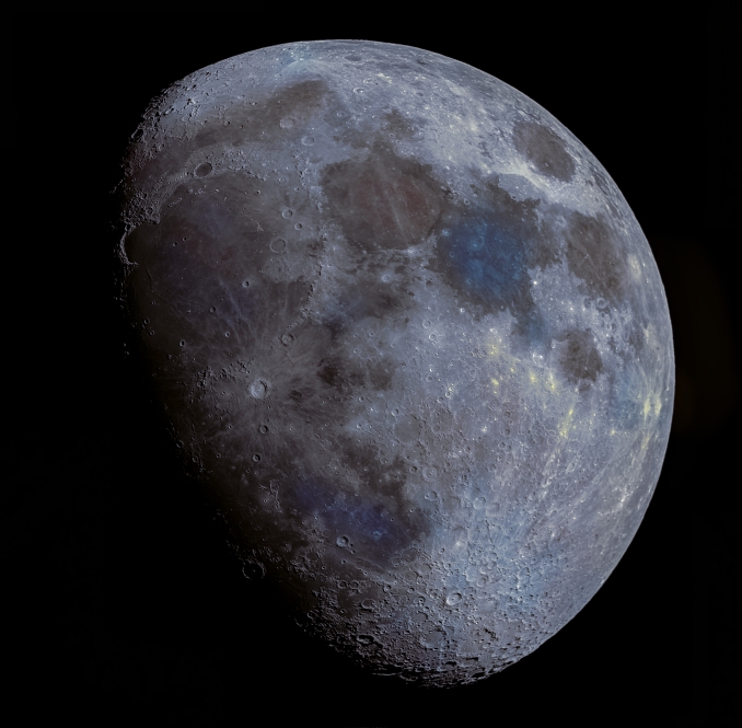 La Luna nei suoi colori. Con la tecnica mineral Moon viene evidenziata la composizione del suolo lunare. Blu intenso: indica aree ricche di titanio, spesso sotto forma di ilmenite. Queste zone si trovano principalmente nei mari lunari più giovani. - Copyright: Egidio Vergani