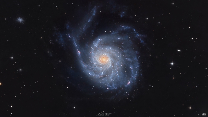 M101, conosciuta anche come Galassia Girandola, è una grande galassia a spirale situata nella costellazione dellOrsa Maggiore, a circa 21 milioni di anni luce dalla Terra. La sua struttura asimmetrica e ricca di regioni HII la rende uno dei soggetti più interessanti del cielo primaverile - Copyright: Mattia Toto