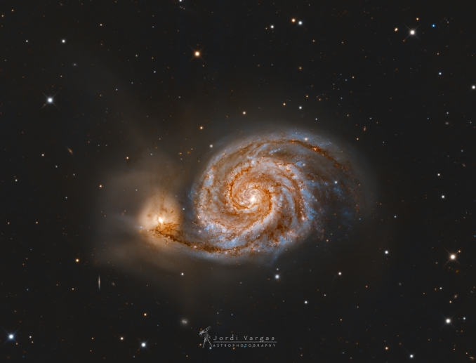 M51, conosciuta anche come la Galassia Vortice, è una galassia a spirale situata a circa 23 milioni di anni luce dalla Terra, nella costellazione dei Cani da Caccia. È famosa per la sua struttura a spirale ben definita e per la sua interazione con una galassia più piccola, NGC 5195 - Copyright: Jordi Vargas