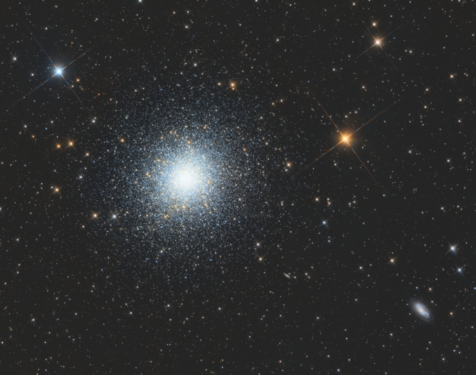 LAmmasso Globulare di Ercole (conosciuto anche come M 13 dalla sua posizione nel Catalogo di Messier, oppure come NGC 6205) è un lammasso globulare più luminoso dellemisfero boreale visibile nella costellazione di Ercole. - Copyright: André Vilhena