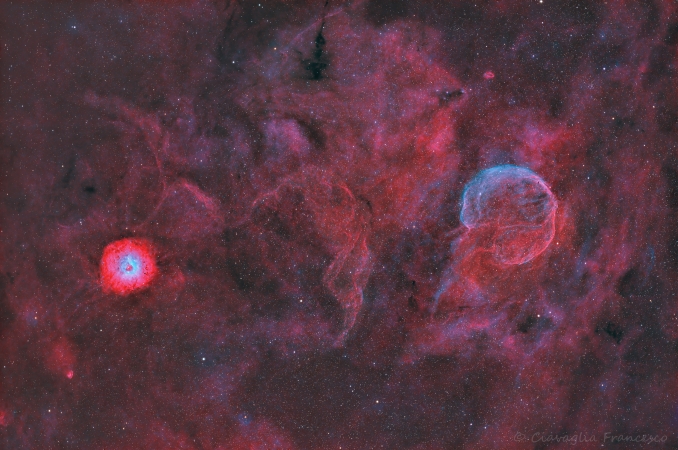Foto a largo campo di una regione situata in direzione della costellazione di Cassiopea. Sulla sinistra Sh2-170 (conosciuta col nome di Nebulosa Piccola Rosetta). Sulla destra CTB1, conosciuta anche come Nebulosa testa dAglio. - Copyright: Francesco Ciavaglia