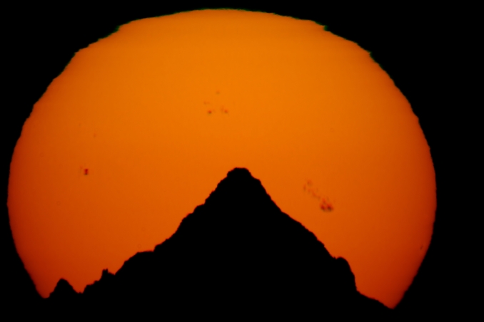 Sette giorni prima e sette giorni dopo ogni solstizio d'inverno si ripresenta l'occasione di osservare il sole che dalla posizione della mia abitazione tramonta prospetticamente esattamente dietro al Monviso, distante circa 150 Km a sud-ovest. - Copyright: Alfredo Paturzo 