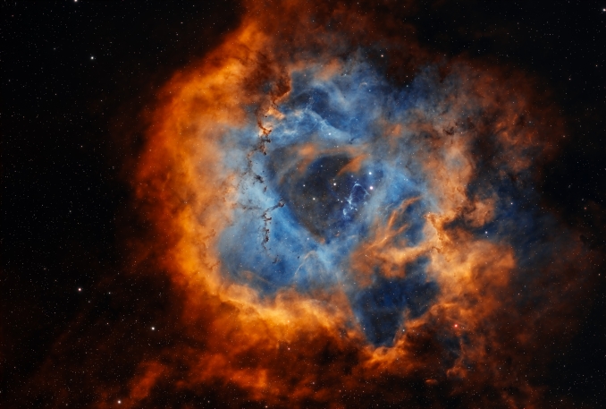 La Nebulosa Rosetta (nota anche con le sigle di catalogo NGC 2237 e C 49) è unampia regione di forma rozzamente circolare situata ai confini di una nebulosa molecolare gigante, nella costellazione dellUnicorno. - Copyright: Faisal Alameeri