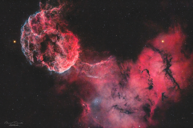 Questa immagine riprende la Nebulosa Medusa IC443, e la nebulosa a emissione Sharpless 249. La scena celeste si svolge in prossimità della brillante stella Eta Geminorum, nella costellazione dei Gemelli - Copyright: Mirko Tondinelli 