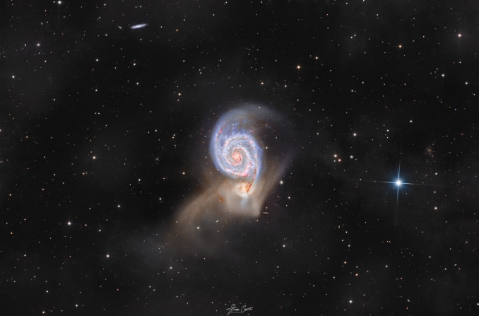 La Galassia Vortice è già di per sé spettacolare, ma qui c'è qualcosa in più: quel velo estremamente debole che attraversa il campo visivo. Si tratta della IFN - Nebulosa a Flusso Integrato - ovvero polvere della nostra Via Lattea, illuminata dalla luce combinata delle sue stelle - Copyright: Giuseppe Capriotti