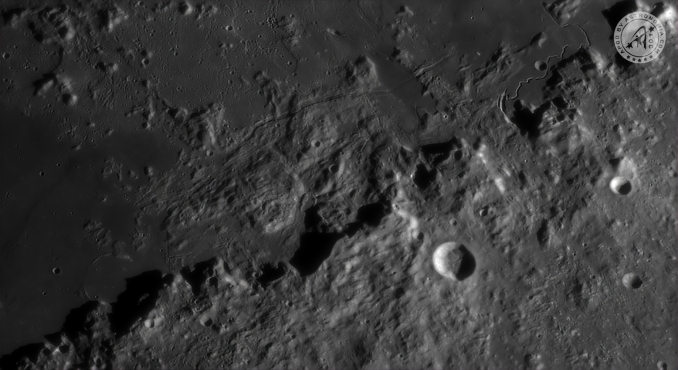 Questa immagine ad alta risoluzione mostra una spettacolare sezione degli Appennini Lunari, la grande catena montuosa che forma il margine sud-orientale del Mare Imbrium, uno dei più vasti bacini dimpatto della Luna. - Copyright: Gianni Melis