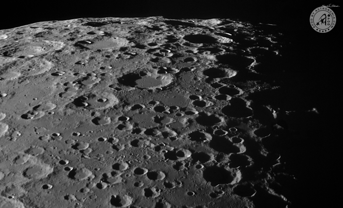 Panoramica sud lunare, sul bordo si può vedere in parte il cratere Scott, mentre sul margine a sinistra troviamo Baussingault. Elaborazione di un video da 120 secondi a 104 fps e 9000 frame totali, ho poi usato 750 frame per lo stack. - Copyright: Massimiliano Pedersoli